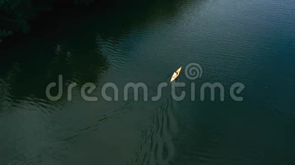 河上的独木舟鸟瞰视频的预览图
