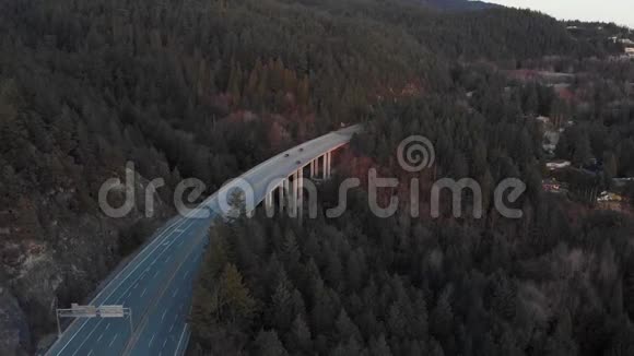 汽车行驶在风景优美的山区公路俯瞰日落附近的温哥华BC24FPS4K视频的预览图