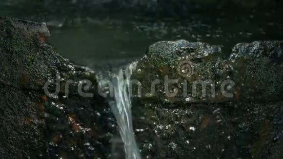 花园水特征锈老槽视频的预览图