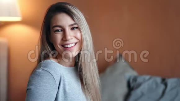在舒适的公寓里一张美丽的笑脸一个清新的女人露出牙齿玩得开心视频的预览图