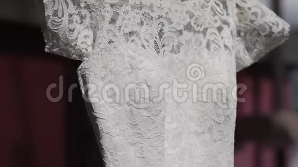 漂亮的白色婚纱挂在街上视频的预览图