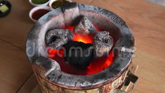 户外烧烤餐厅用木炭点燃火焰视频的预览图