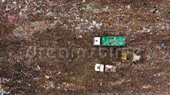 倾倒生活垃圾填埋鸟瞰图视频的预览图