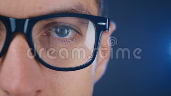 戴眼镜的人的深蓝色眼睛密切注意商人或戴眼镜的学生视频的预览图
