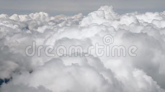空中有云的天空从飞机的窗户可以看到壮观的景色飞在空中视频的预览图
