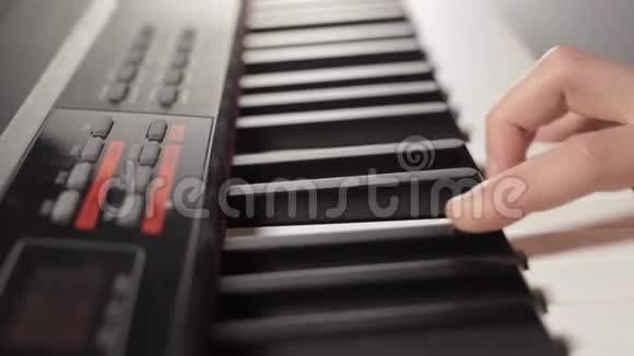 用白色袖子演奏数字钢琴的男性手视频的预览图