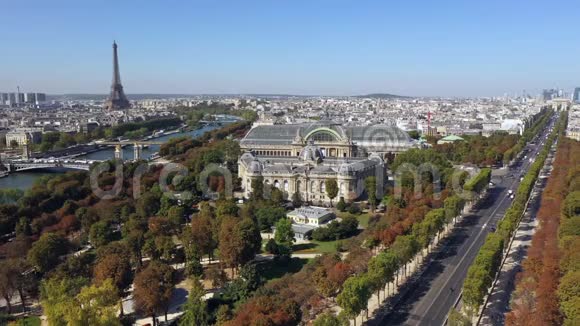 法国巴黎香榭丽舍大道塞纳河和埃菲尔铁塔视频的预览图