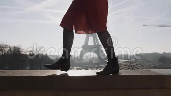 影院特写美腿幸福的红衣女子奔跑在浪漫的埃菲尔铁塔附近全景慢镜头视频的预览图