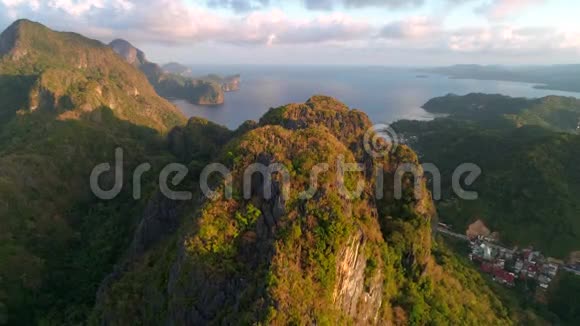 日落时鸟瞰海滩大海和山脉埃尔尼多巴拉望热带风景山山岩视频的预览图