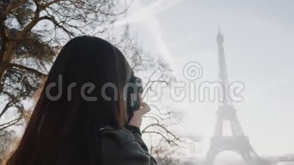 后景幸福职业摄影师女士在巴黎埃菲尔铁塔拍照出差慢动作视频的预览图