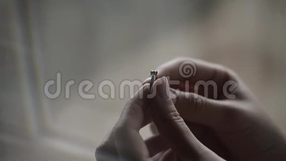 漂亮的订婚戒指手里拿着一块石头视频的预览图