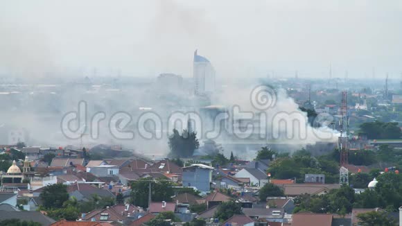 雅加达市有烟雾的小火灾印度尼西亚视频的预览图