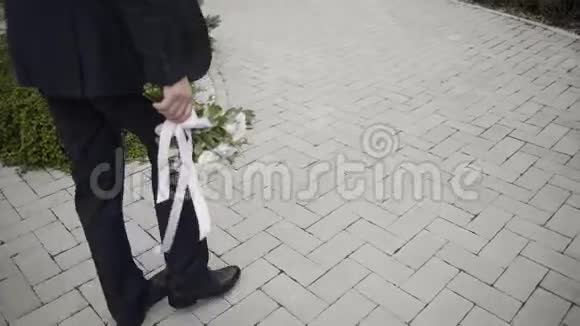 快乐的新郎带着婚礼花束视频的预览图
