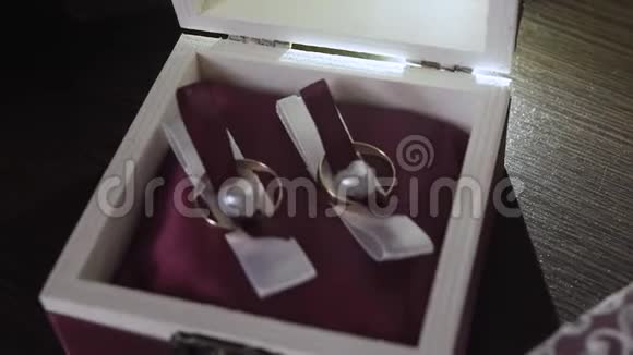 婚礼金戒指在一个漂亮的盒子里视频的预览图