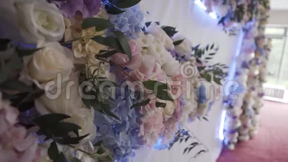 大厅里漂亮的婚礼装饰结婚装饰品视频的预览图