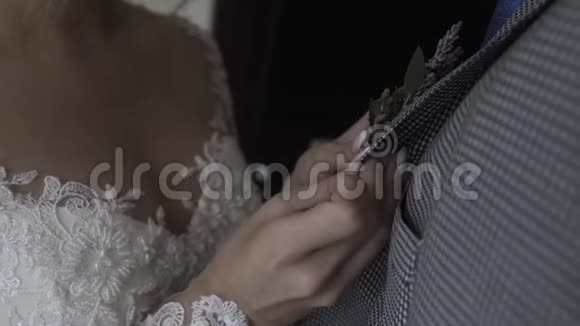 新娘在婚礼当天把布托尼埃挂在新郎身上视频的预览图