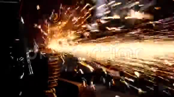 切割钢磨焊机火花铁细重工业工厂视频的预览图