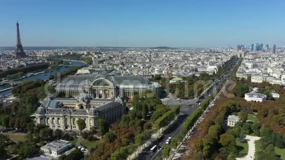 法国巴黎空中全景与大宫和埃菲尔铁塔视频的预览图