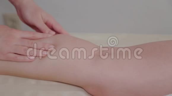 女性按摩治疗师按摩客户腿视频的预览图