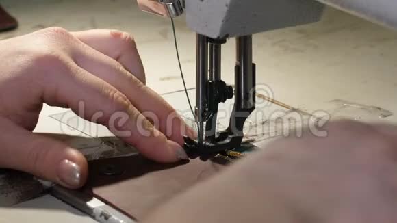 女革工缝衣拉链视频的预览图