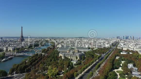 法国巴黎与塞纳河埃菲尔铁塔大皇宫空中视频的预览图