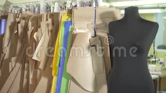 工作室晾衣架上的缝纫图案视频的预览图