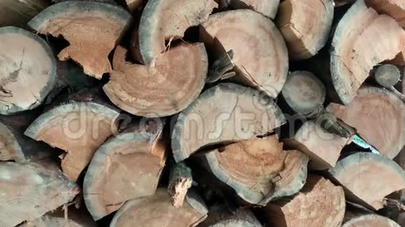 柴禾和原木一堆劈柴作为固体燃料圆橡木梁视频的预览图