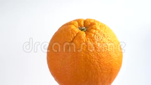 白色背景上的橙色成熟的大水果视频的预览图