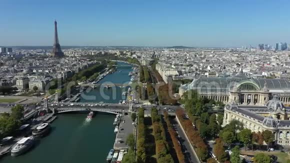 法国巴黎的海景与塞纳河和大皇宫视频的预览图