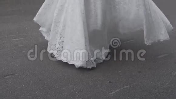 在街上穿着婚纱的快乐新娘视频的预览图