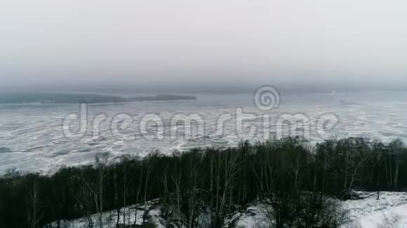 阴云日春冰在河上漂流钻采视频的预览图