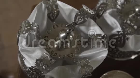 教堂婚礼的银冠视频的预览图