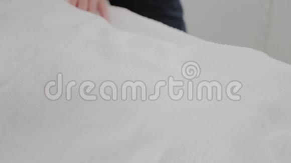 女按摩师在女孩的肚子上举起一条毛巾视频的预览图