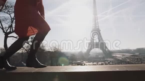 美丽幸福的年轻女子特写双腿穿着红色连衣裙在浪漫的埃菲尔铁塔上奔跑天空全景慢镜头视频的预览图