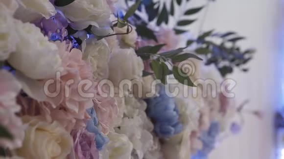大厅里漂亮的婚礼装饰结婚装饰品视频的预览图