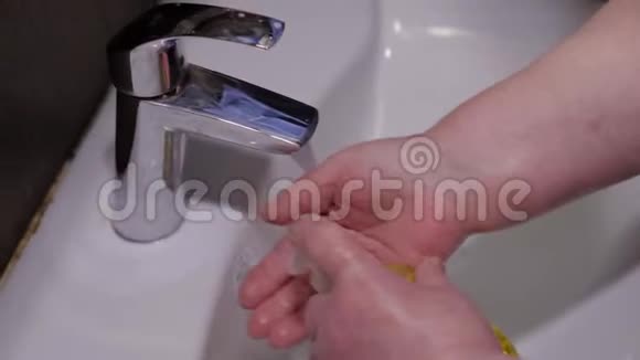 老妇人用液体肥皂洗手这是一个特写镜头视频的预览图