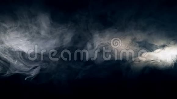 黑暗背景下的烟雾雾烟云隔在黑色背景上视频的预览图