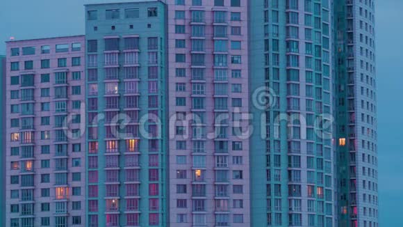 黄昏时公寓大楼窗户的时间推移至夜景视频的预览图