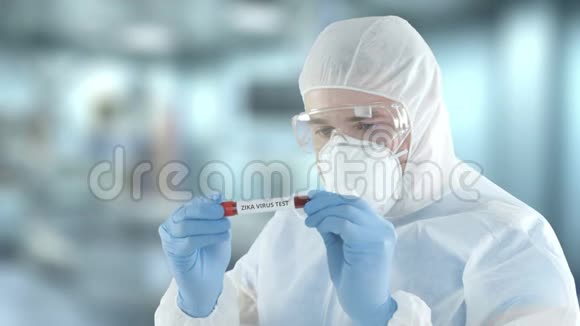 不知名的实验室助理穿着防护装备检查小瓶与寨卡病毒血液测试视频的预览图
