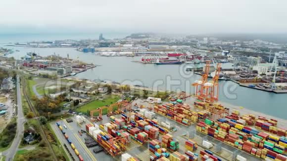 船舶集装箱和起重机港口的空中全景水运和货运视频的预览图
