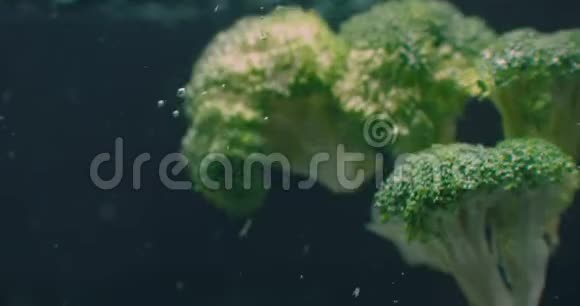绿色新鲜西兰花在烹调前用清水洗净动作缓慢视频的预览图