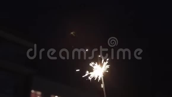 斯巴格勒夜间燃烧火花在飞视频的预览图