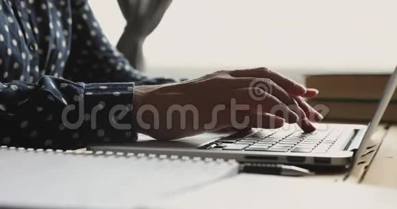 女生在桌子上使用笔记本电脑关闭视野视频的预览图