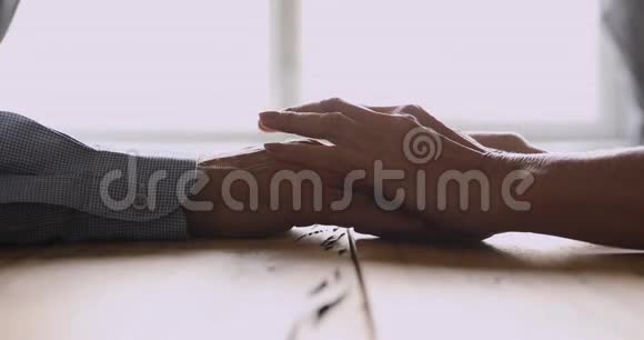 爱年长成熟的女人抚摸中年丈夫的手视频的预览图