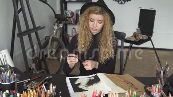 艺术家在书桌前画画视频的预览图