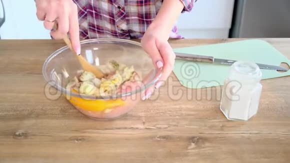 家庭主妇把洋葱切成小块女人在盘子里加入洋葱视频的预览图