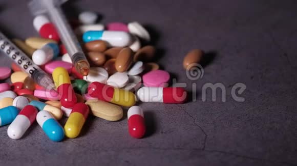 桌上药片和注射器的特写药物滥用的概念视频的预览图