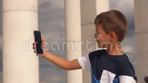 男孩在手机上对着冒号自拍视频的预览图