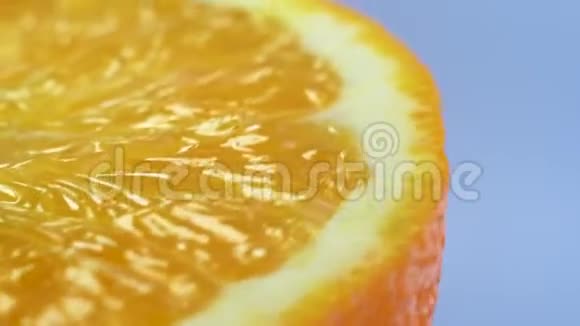 白色背景上的橙色宏观的成熟的大水果视频的预览图