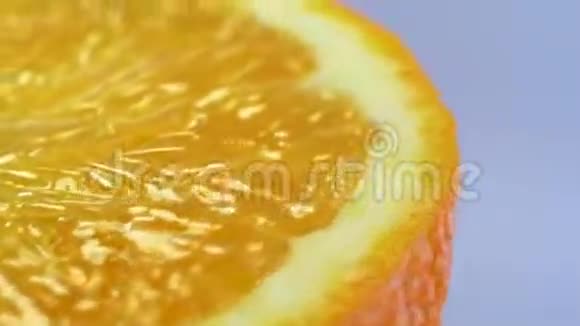 白色背景上的橙色宏观的成熟的大水果视频的预览图